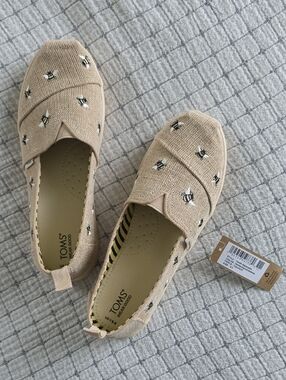 TOMS Beige Canvas Slip-Ons with Bee Embroidery NWT 5.5